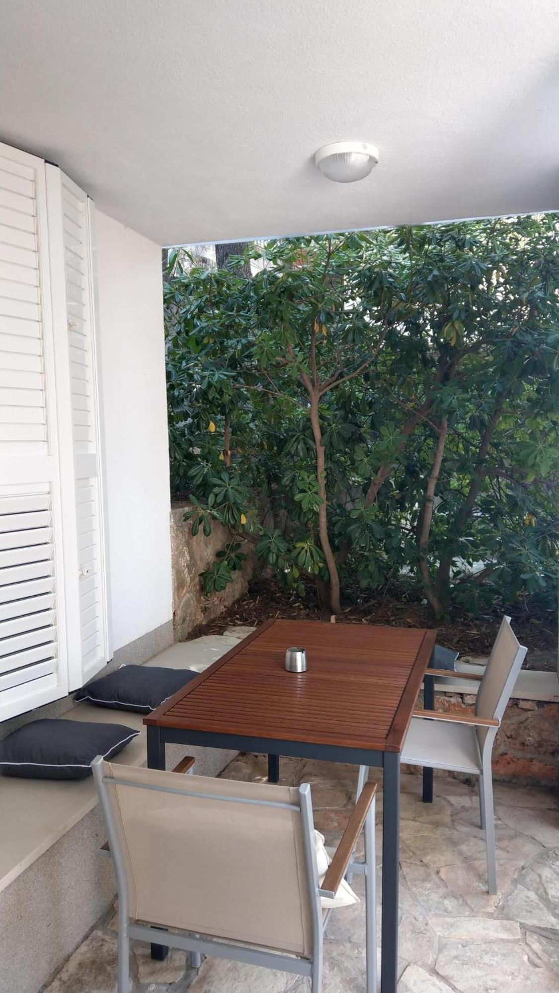 Apartment Cozy Jelsa In The Shade Of The Pines. Jelsa (Hvar)